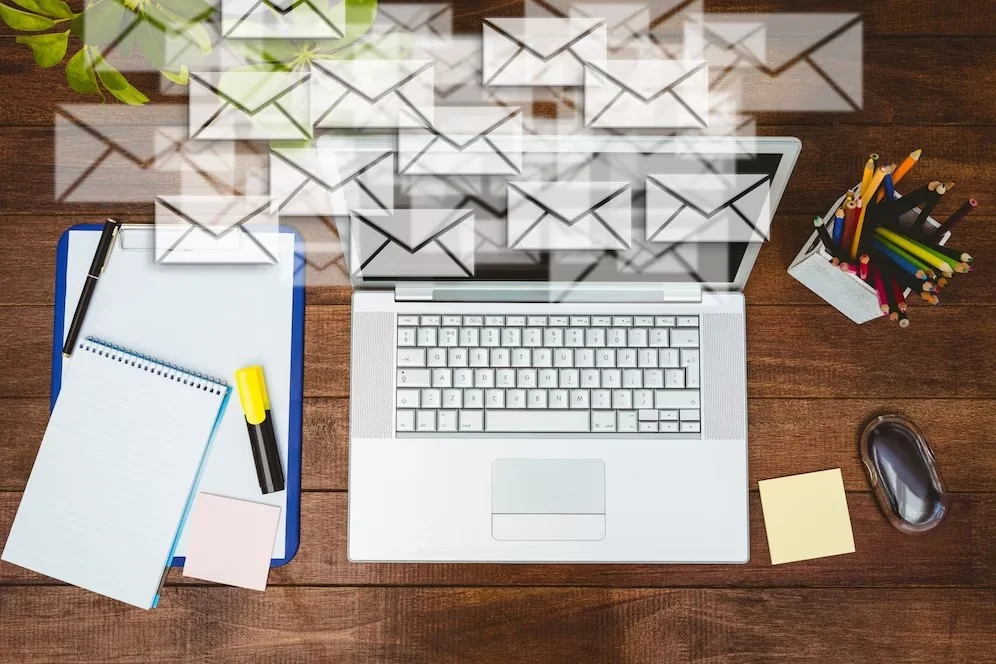 contratar um serviço de e-mail externo